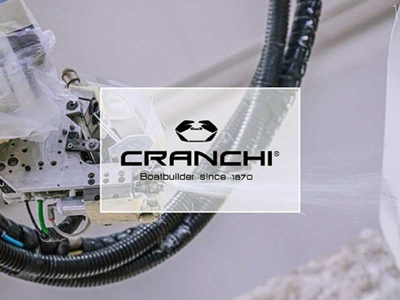 Cranchi Yacht- robot Kawasaki per operazioni di spruzzatura di resina 